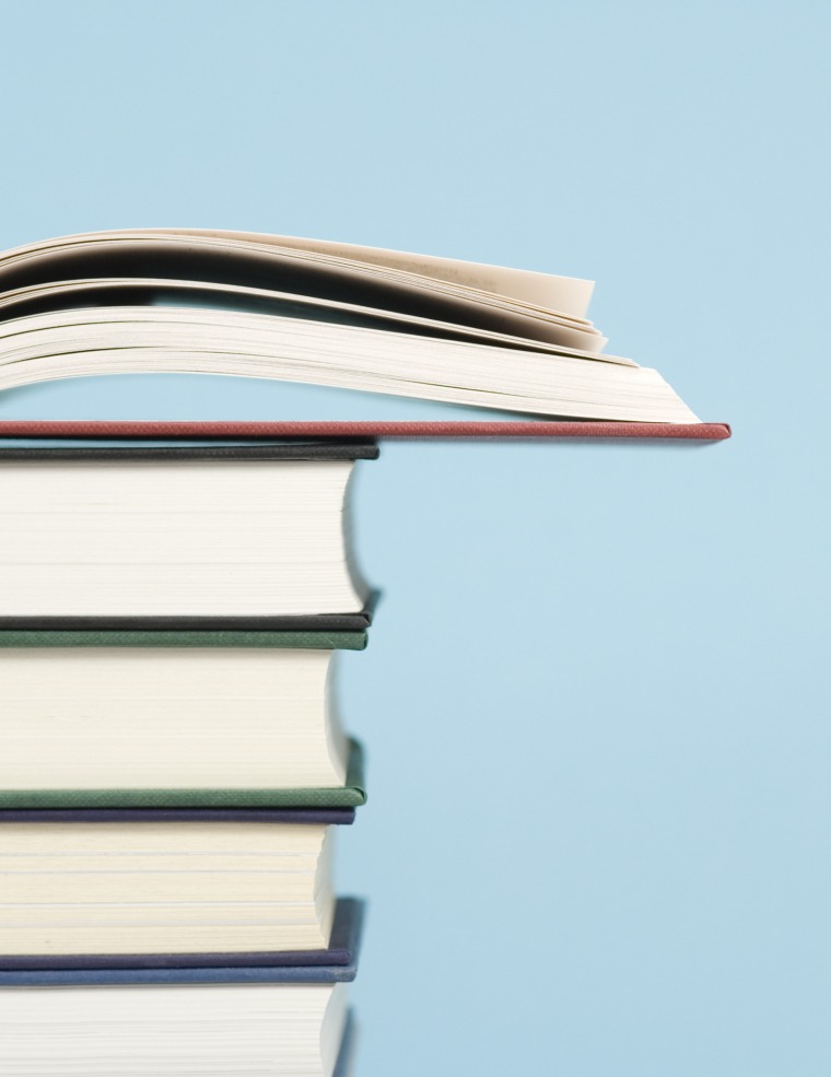 Piles de livres fonds bleu