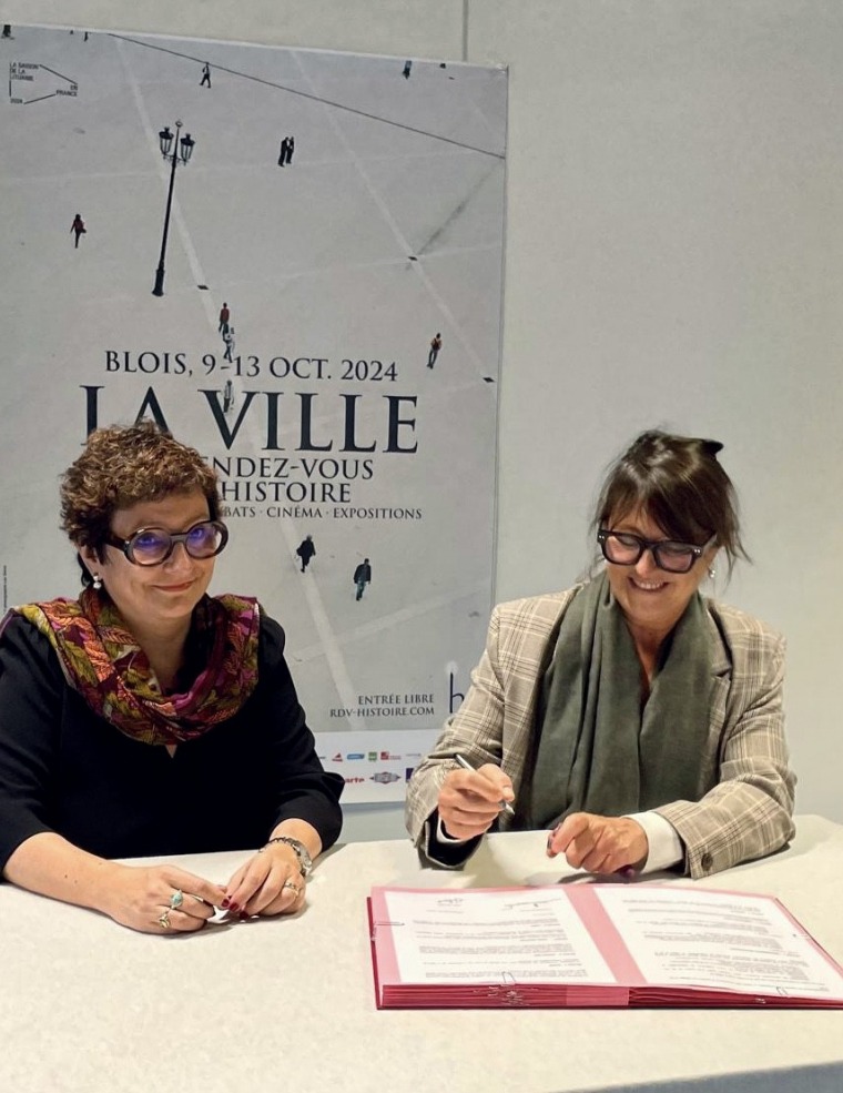 Joëlle Alazard et Régine Hatchondo signant la convention à Blois © CNL