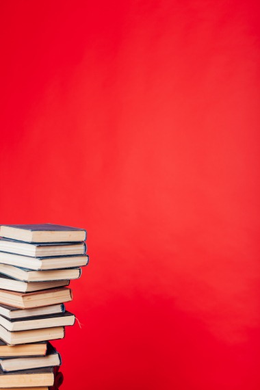 Livres fond rouge-Istock