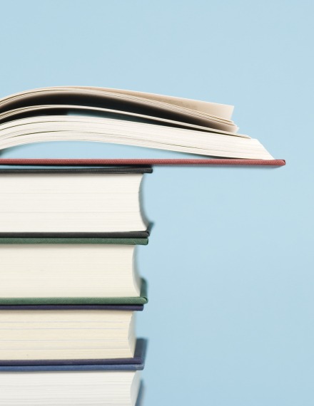 Piles de livres fonds bleu