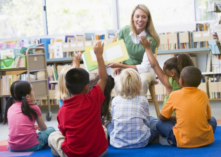 Atelier de lecture avec des enfants à l'école