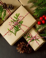 Livres emballés en cadeaux de Noël